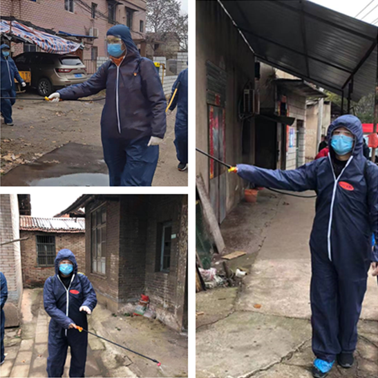 周原和吳慶同其他隊員一起開展社區(qū)衛(wèi)生消毒工作.png